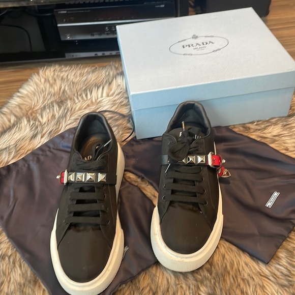 Prada shoes - Picture 1 of 7